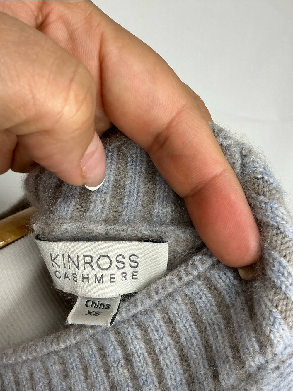 2246 - KINROSS CASHMERE - Luxurious 100% Cashmere V-Neck Sweater in Light Gray - Picture 6 of 9